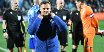 Sportske novosti – Riječki ‘košarkaš’ živcirao je navijače i trenera, ali Modri se nisu dali nasamariti