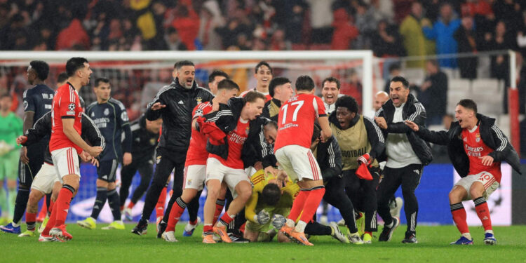 Sportske novosti – ‘Start za crveni!’ Slavlje Benfice postalo viralno, pogledajte kako je pomoćni trener uklizao svom igraču