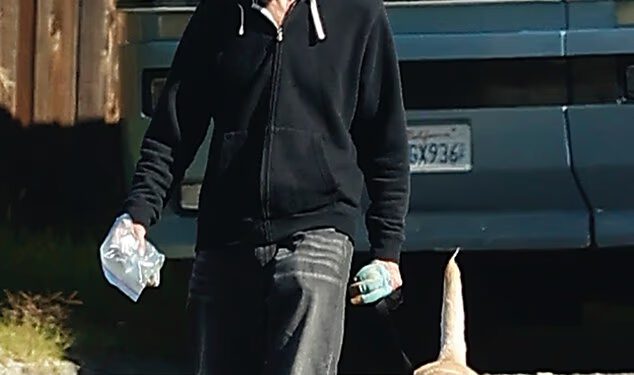 Srcolomac iz 90-ih koji je glumio uz Laru Flynn Boyle prije nego što je napustio slavu izgleda neprepoznatljivo… možete li pogoditi tko?