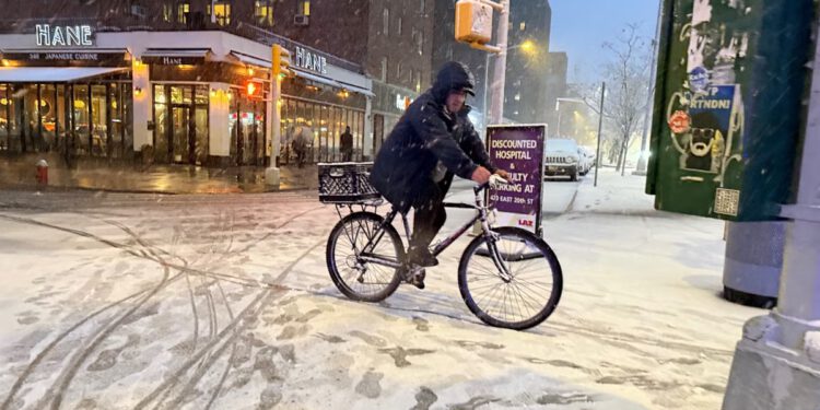 Stanovnici istočne obale bore se sa snijegom, donoseći putni kaos, zatvaranje cesta i zatvorene škole