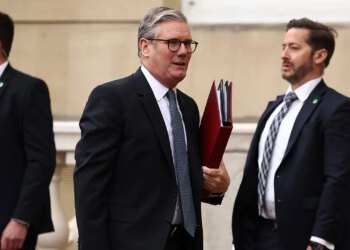 Starmerova kriza produbljuje se ostavkama zbog veza Mandelson-Epstein