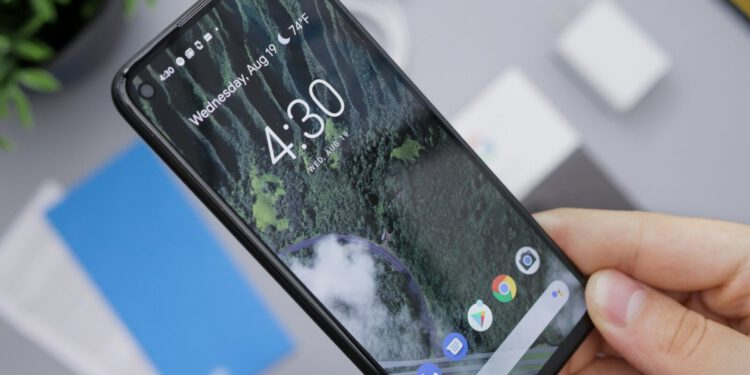 Stručnjak upozorava: Ako primijetite ovu lampicu na svom telefonu, moguće da vas netko špijunira