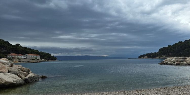 Subota uglavnom bez oborine i razmjerno hladna, bura slabi