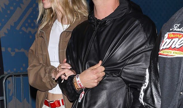 Super Bowl over! Orlando Bloom, 49, vodi bikini manekenku, 28, u igru… dok šef Googlea, 70, izlazi s Njemicom od 27 godina