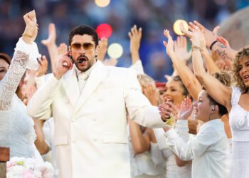 Tisuće anti-ICE ručnika s temom Bad Bunny podijeljeno je na Super Bowlu, kaže izvješće