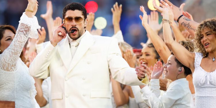 Tisuće anti-ICE ručnika s temom Bad Bunny podijeljeno je na Super Bowlu, kaže izvješće