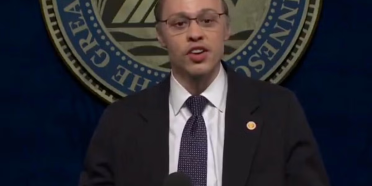 Tom Homan iz SNL-a vodi ohrabrujući govor na ICE-u: ‘Svi me činite da izgledam kao poštena razumna odrasla osoba’