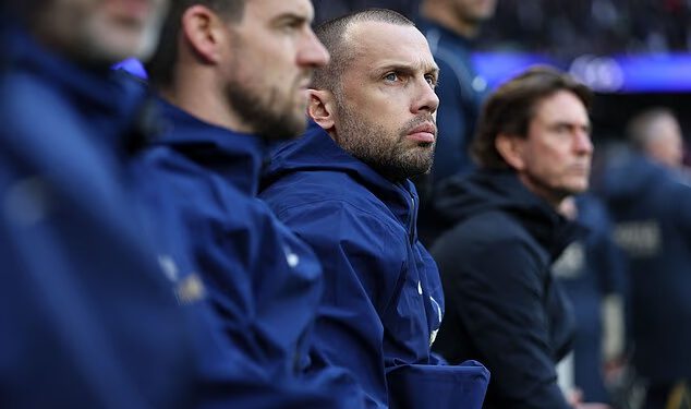 Tottenham razmatra imenovanje bivšeg trenera Liverpoola na privremenoj osnovi nakon otkaza Thomasu Franku dok se miljenik navijača prati… ali potez Roberta De Zerbija nije vjerojatan