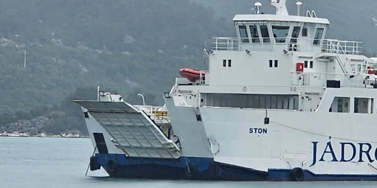 Trajekt udario u remorker pri uplovu u Ploče, oglasila se Jadrolinija