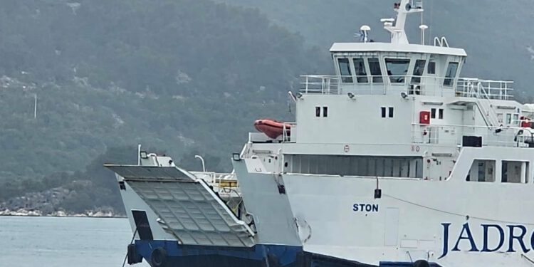 Trajektna linija Ploče – Trpanj privremeno je u prekidu zbog tehničkog problema na trajektu, no sve je pod kontrolom