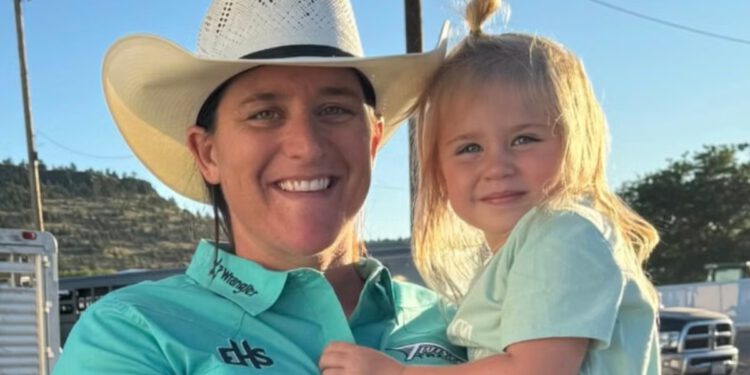 Trogodišnja kći prvaka rodeo jahača poginula ispred nje u neobičnoj nesreći konja, kaže izvješće