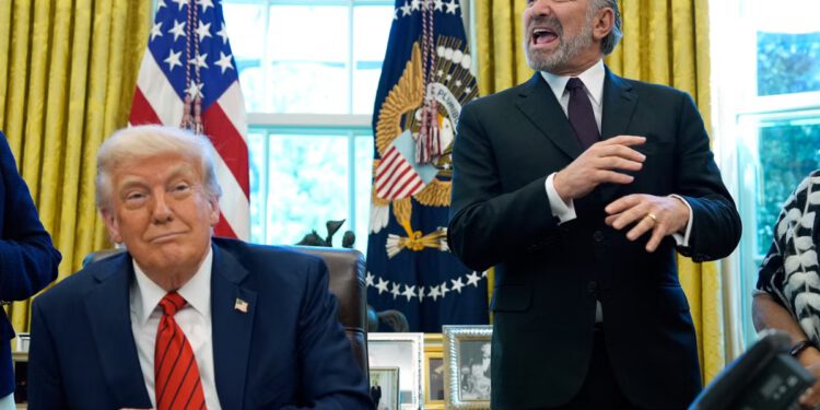 Trump sa sobom u posjet trupama dovodi člana kabineta Lutnicka koji je bio na otoku Epstein