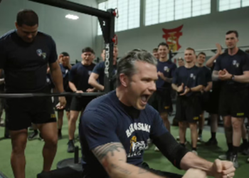 Trumpov ‘ministar rata’ je zauzet – pumpa željezo – dok predsjednik razmatra vojne udare na Iran