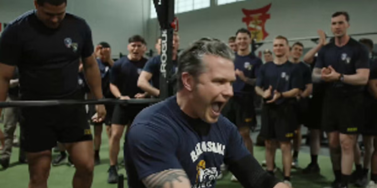 Trumpov ‘ministar rata’ je zauzet – pumpa željezo – dok predsjednik razmatra vojne udare na Iran