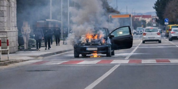 U Kaštel Lukšiću tijekom vožnje planulo vozilo, vatrogasci na terenu