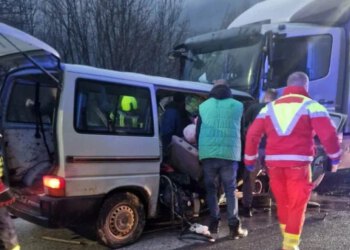 U prometnoj nesreći kod Sarajeva poginula jedna osoba, šest ozlijeđenih
