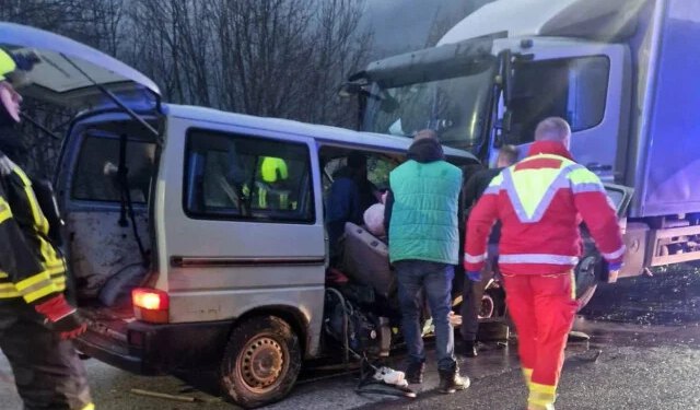 U prometnoj nesreći kod Sarajeva poginula jedna osoba, šest ozlijeđenih