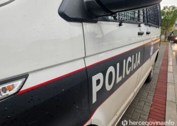 U vozilu zatečen muškarac kako konzumira drogu, policija ga uhitila
