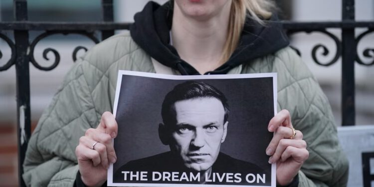 UK kaže da je istina ‘najopasnije oružje’ protiv Rusije, uzvraćajući udarac na Putinovo poricanje smrti Alekseja Navaljnog