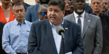 USDOT upozorava da bi Pritzker Illinois mogao izgubiti 128 milijuna dolara zbog ilegalnih stranih CDL-ova