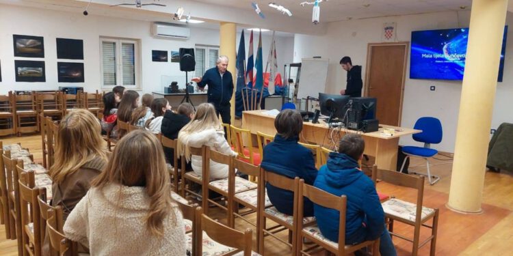Učenici OŠ Meje posjetili Zvjezdano selo Mosor i promatrali Mjesec i Jupiter