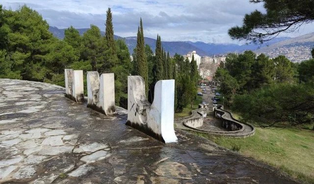 Uklonjeni uvredljivi grafiti na više lokacija u Mostaru