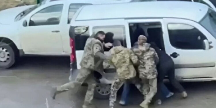 Ukrajinci su spremni boriti se – protiv slanja u rat – RT World News