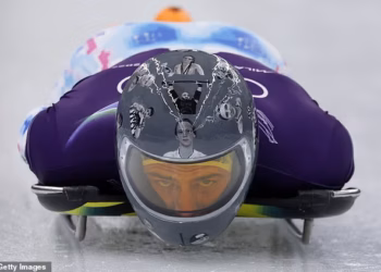 Ukrajinski veslač s kacigom izbačen je sa Zimskih olimpijskih igara zbog odavanja počasti sportašima koji su poginuli u ratu