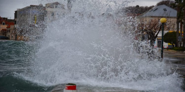 VELIKA PLIMA Olujno jugo u Kaštelima diže višemetarske valove, poplavljena riva