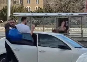 VIDEO Automobilom krenuo prema prosvjednicima u Sarajevu, policija ga zaustavila