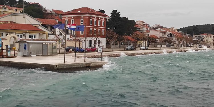 VIDEO Jako jugo u Šibeniku i Tisnom prelijeva rivu, DHMZ izdao upozorenja za obilne oborine i bujične poplave!