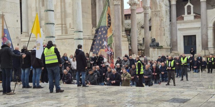 VIDEO Na Peristilu su i ove subote ‘Marijini ratnici’ molili za čednost žena i domovinu