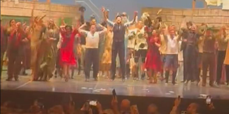 VIDEO Nezaboravna večer u splitskom teatru: Publika i ansambl zapjevali “Ja te volim, Hajduče”