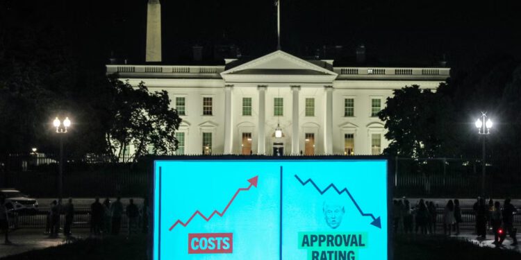 Više od polovice Amerikanaca kaže da je gospodarstvo postalo gore pod Trumpom, pokazuje anketa