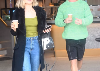 Vjenčani par na prvi pogled Julia Vogl i Grayson McIvor izgledaju ugodno dok uživaju u ugodnom spoju uz kavu na kišni dan u Sydneyu