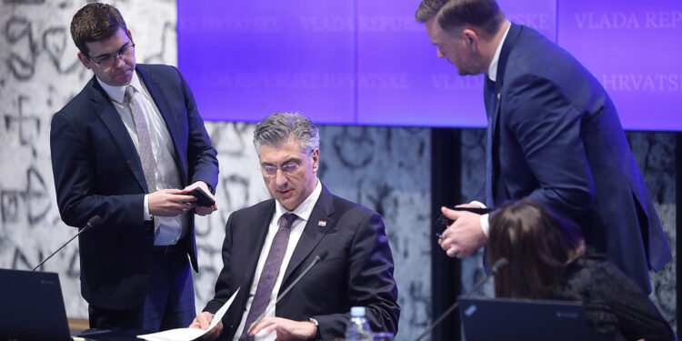 Vlada iza zatvorenih vrata donijela nekoliko zanimljivih odluka: Jedna ima oznaku ‘povjerljivo’