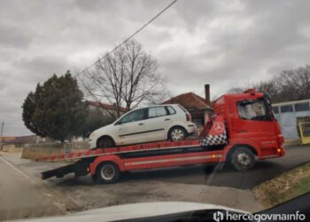 Vozilo sletjelo s kolnika u blizini Gruda