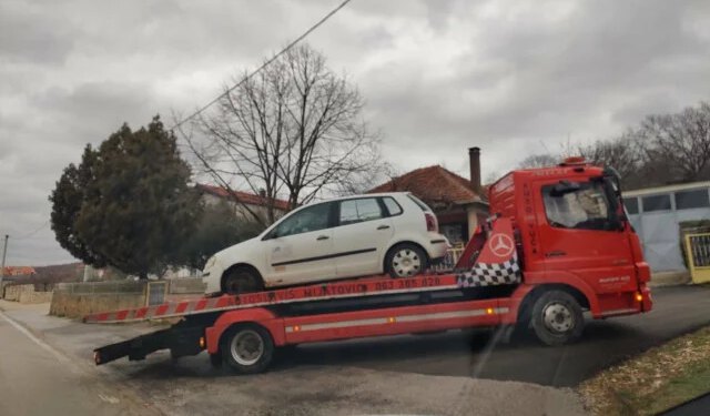 Vozilo sletjelo s kolnika u blizini Gruda