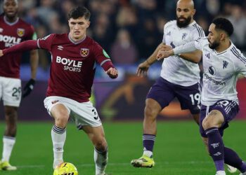 West Ham protiv Manchester Uniteda – Premier League UŽIVO: Najnoviji rezultat i ažuriranja dok Tomas Soucek otvara rezultat – dok viralni obožavatelj očajava zbog frizure na liniji