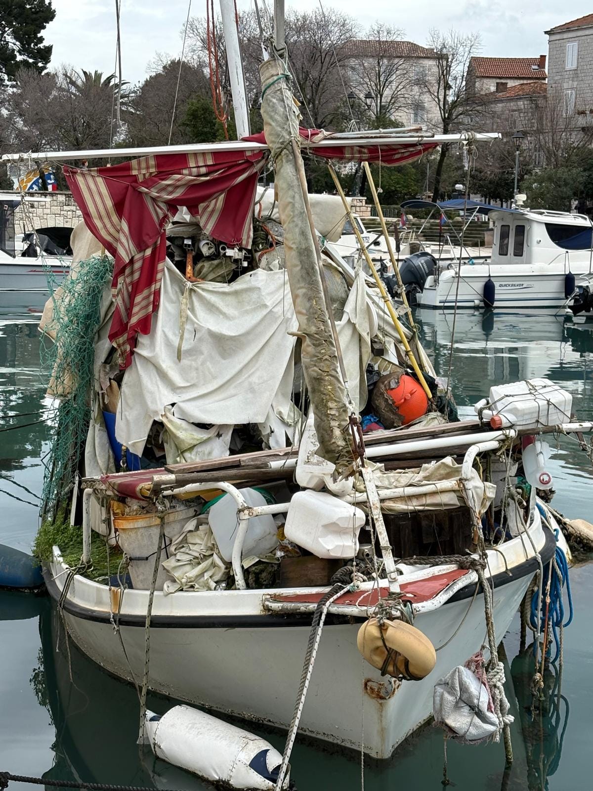 'PIRATI IZ TROGIRA' Fešta od brodova: "Jedan je potonulu brodicu zamotao u najlon, drugi uzgaja mahovinu"