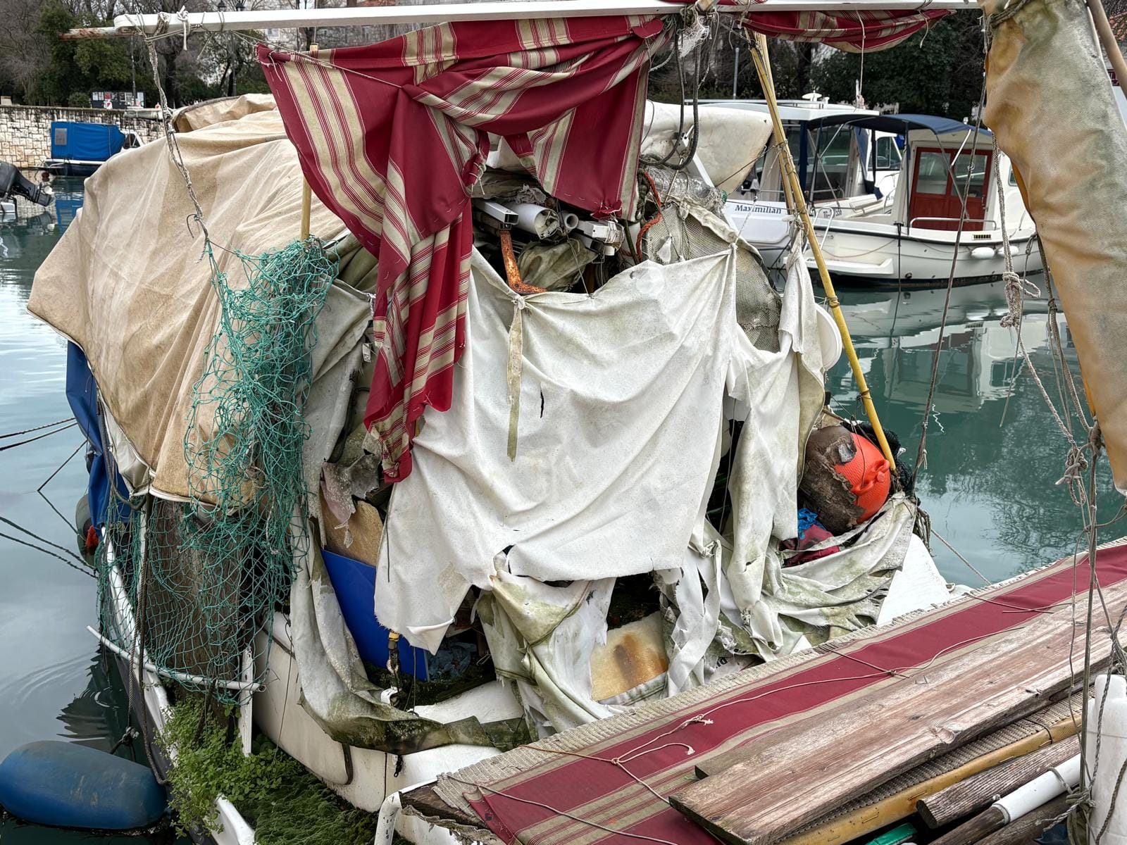 'PIRATI IZ TROGIRA' Fešta od brodova: "Jedan je potonulu brodicu zamotao u najlon, drugi uzgaja mahovinu"