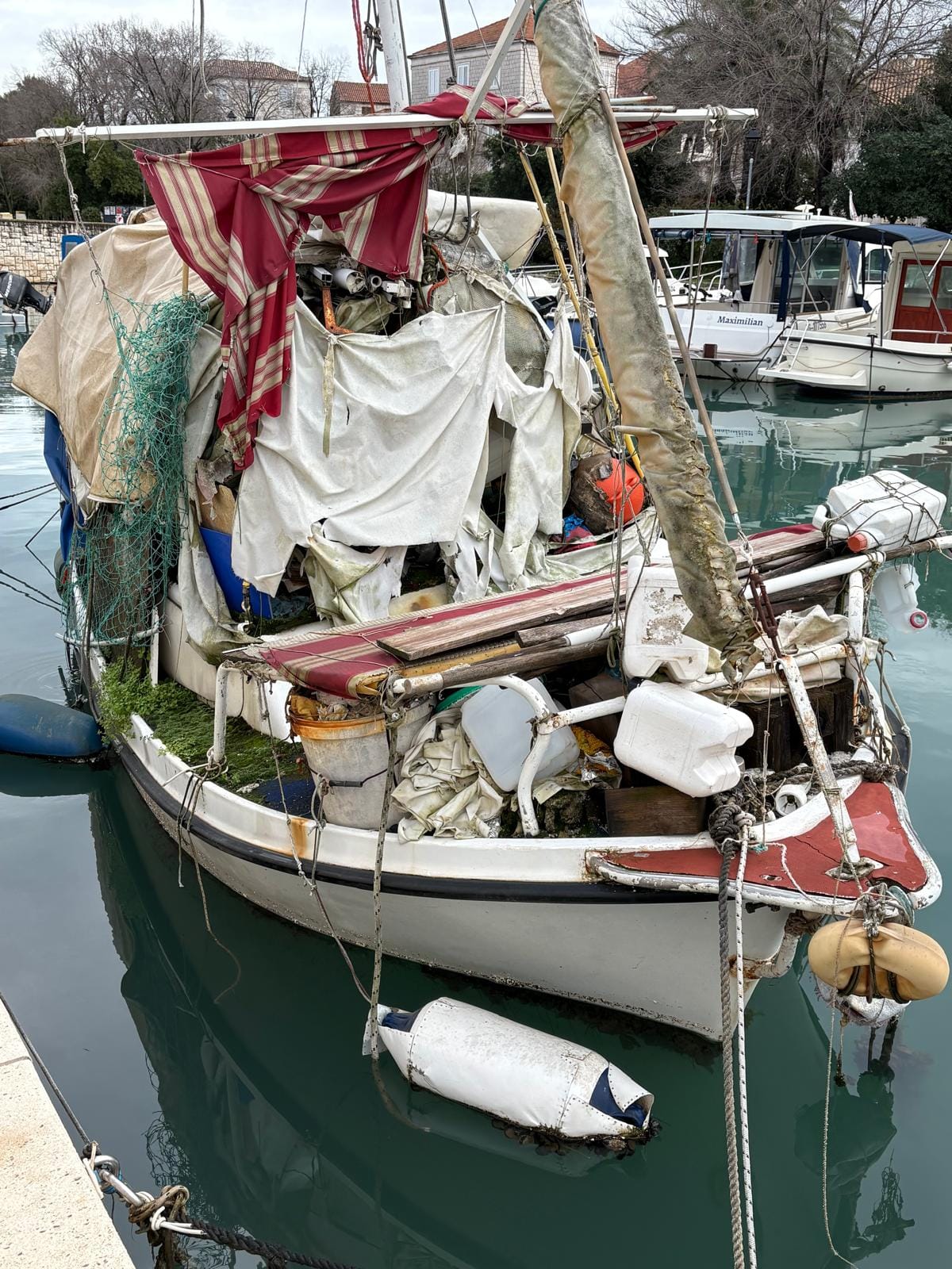 'PIRATI IZ TROGIRA' Fešta od brodova: "Jedan je potonulu brodicu zamotao u najlon, drugi uzgaja mahovinu"