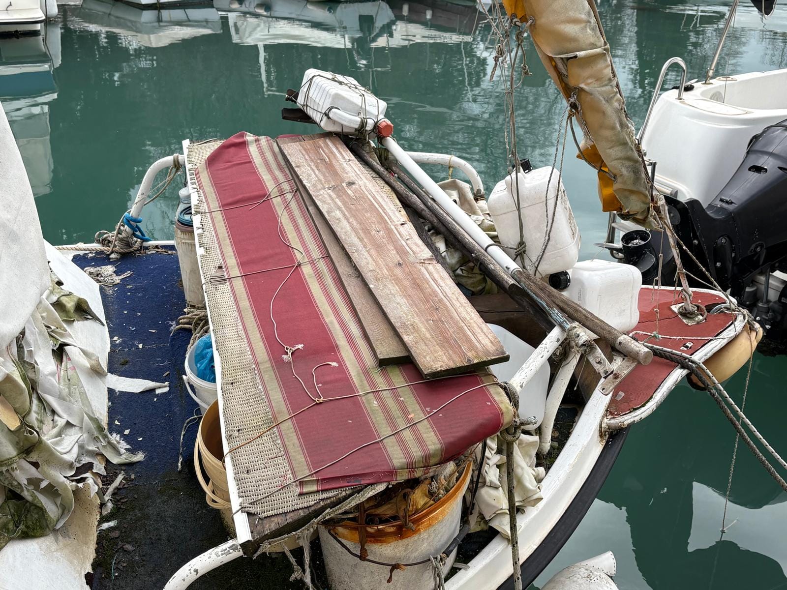 'PIRATI IZ TROGIRA' Fešta od brodova: "Jedan je potonulu brodicu zamotao u najlon, drugi uzgaja mahovinu"