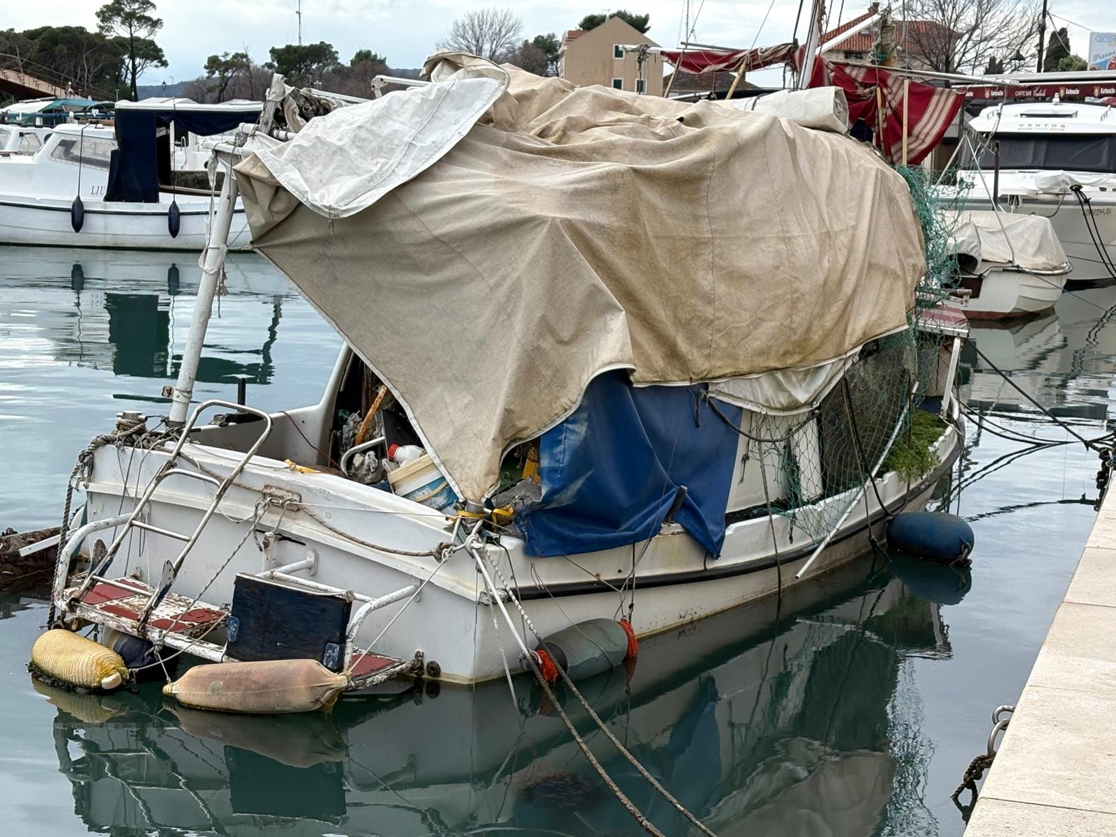 'PIRATI IZ TROGIRA' Fešta od brodova: "Jedan je potonulu brodicu zamotao u najlon, drugi uzgaja mahovinu"