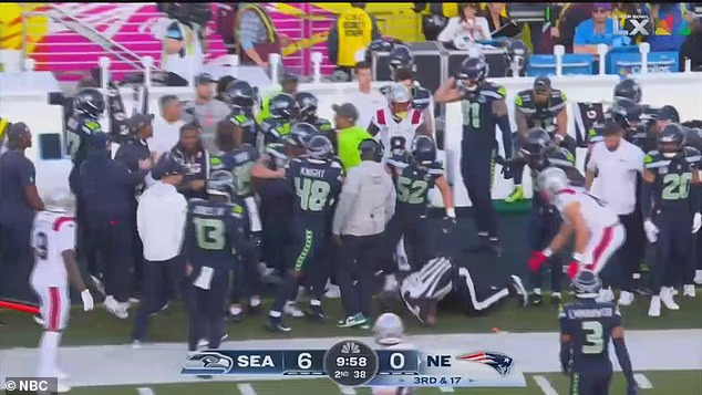 Zastrašujući trenutak, sudac Super Bowla je spljošten nakon što se igrač zabio u njega na bočnoj liniji