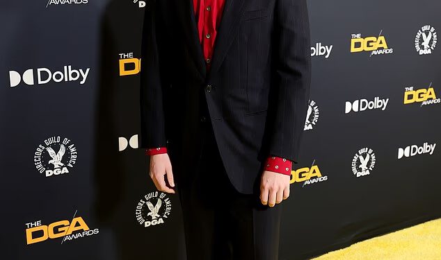 Zvijezda Harry Pottera Harry Melling daleko je od Dudleyja Dursleya dok se druži s najboljim igračima na dodjeli nagrada Udruženja redatelja Amerike nakon promoviranja gay ljubavnog filma s ocjenom X