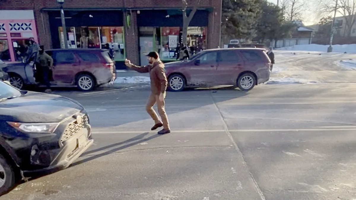 Na videu se još uvijek vidi muškarac koji drži mobilni telefon neposredno prije sukoba s policijom.