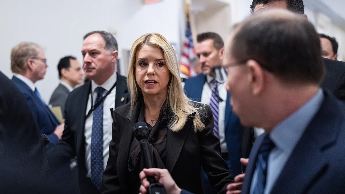 Chad Pergram postavlja pitanja državnoj odvjetnici Pam Bondi prije saslušanja na Capitol Hillu