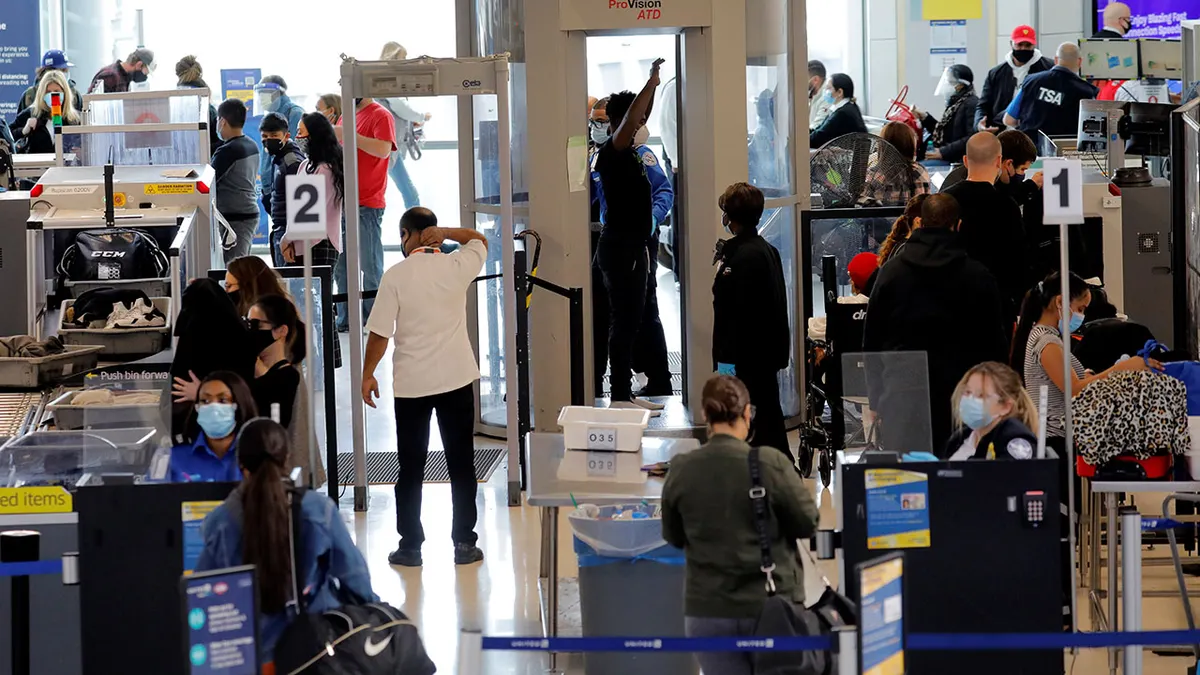 Putnici u međunarodnoj zračnoj luci Newark uoči Dana zahvalnosti u Newarku, New Jersey