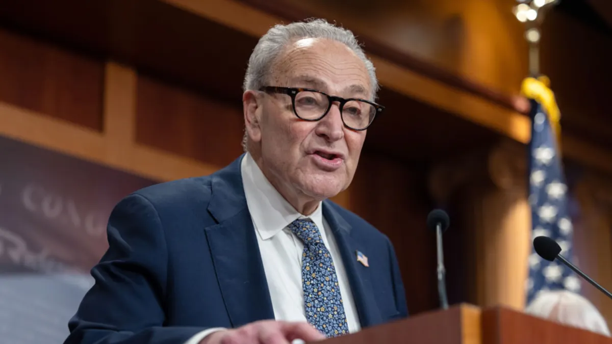 Chuck Schumer govori za govornicom